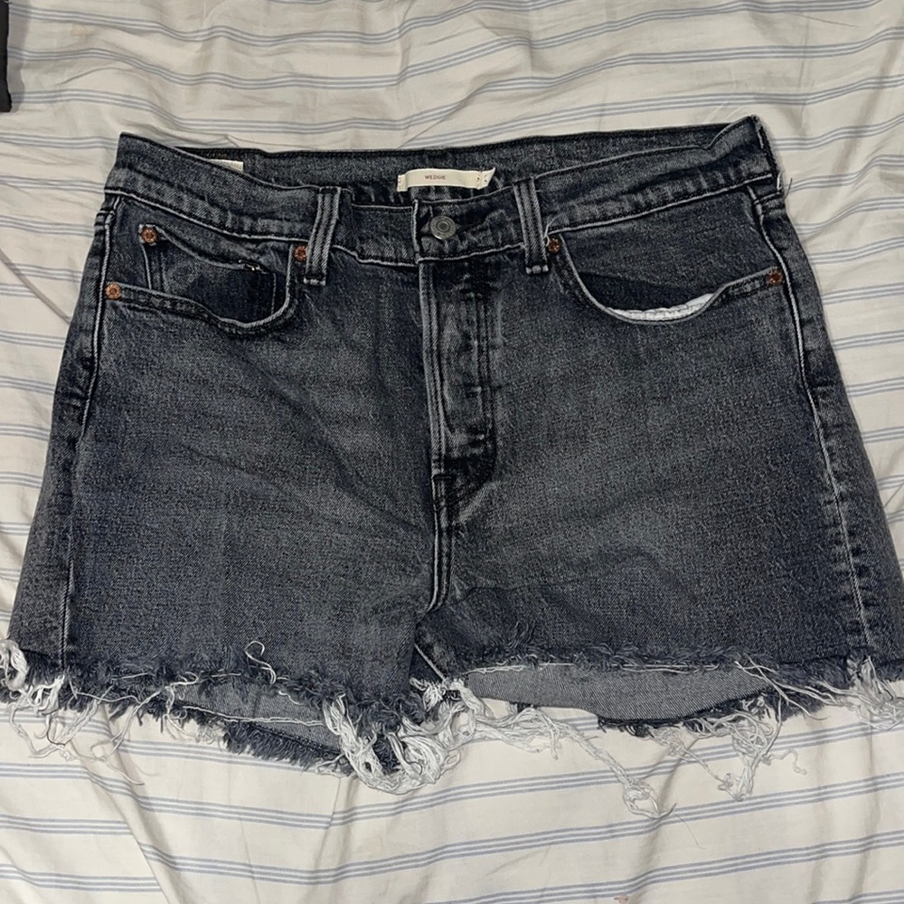 Black Levi’s, button up cutoff denim shorts!!